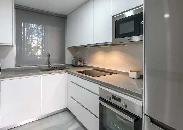 Beachside Paradise: Stylish 3Br Apt Near The Beach